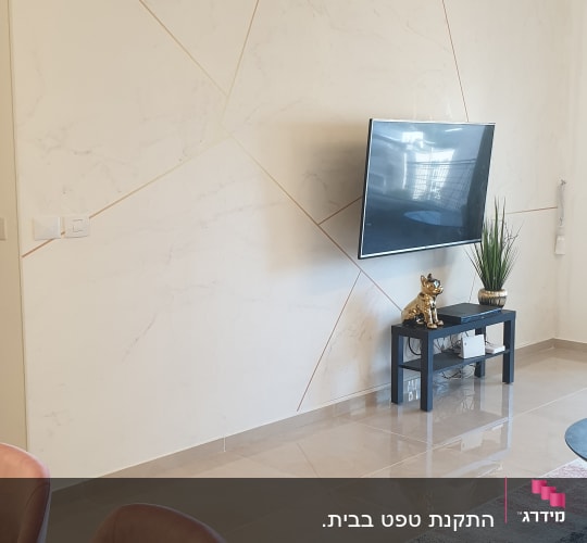 טפט מעוצב בדוגמת שיש ופסים גיאומטריים על קיר בסלון